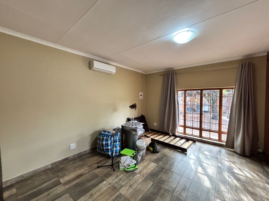 6 Bedroom Property for Sale in Flamwood North West
